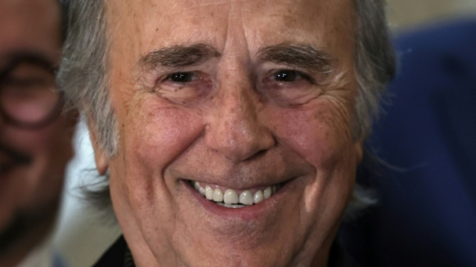 Boric homenajea a Serrat y a Baltasar Garz&oacute;n en aniversario del golpe de Pinochet