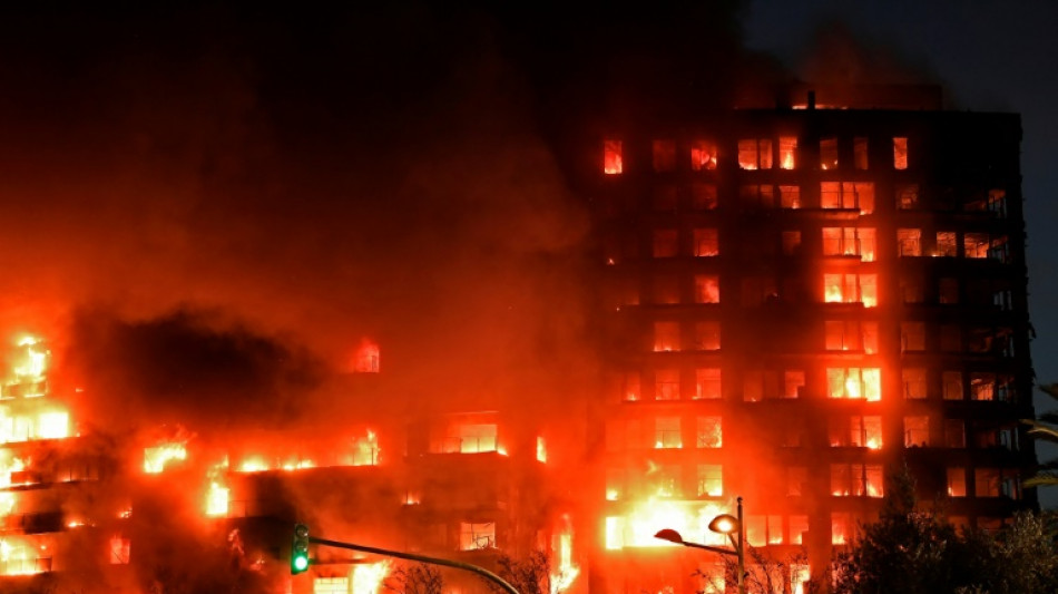 Al menos cuatro muertos en Espa&ntilde;a en el voraz incendio de un edificio de viviendas