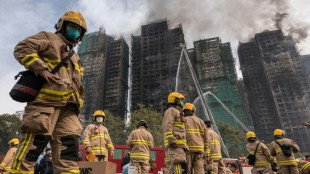 Hong Kong busca a cientos de desaparecidos tras incendio que dej&oacute; 65 muertos