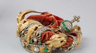 Coroa da imperatriz Eug&eacute;nie, danificada em roubo no Louvre, ser&aacute; restaurada