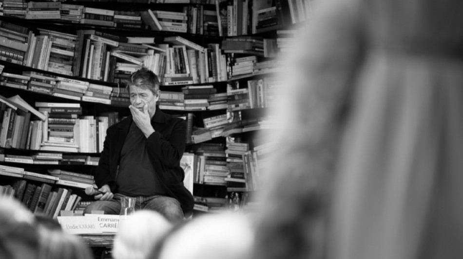 Emmanuel Carrère et Laurent Mauvignier, favoris pour le prix Goncourt