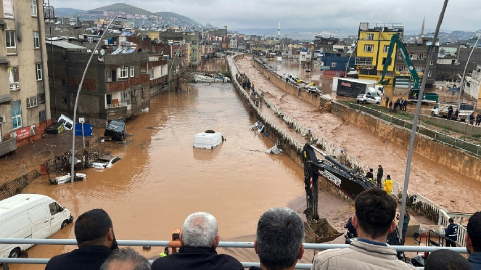 Al menos 13 muertos por inundaciones en la zona del sismo en Turqu&iacute;a