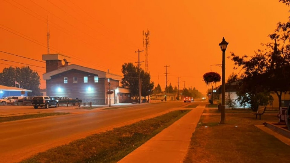 Miles huyen de los incendios en el norte de Canad&aacute;
