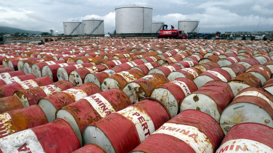 Prezzo petrolio in aumento, Wti scambiato a 57,17 dollari