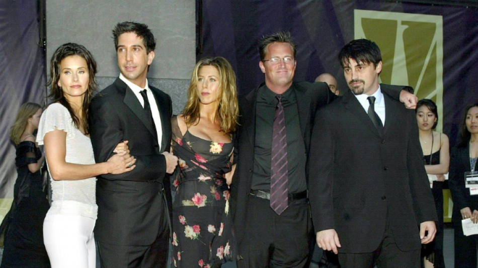 Jennifer Aniston y David Schwimmer rinden homenaje a su compa&ntilde;ero de "Friends" Matthew Perry