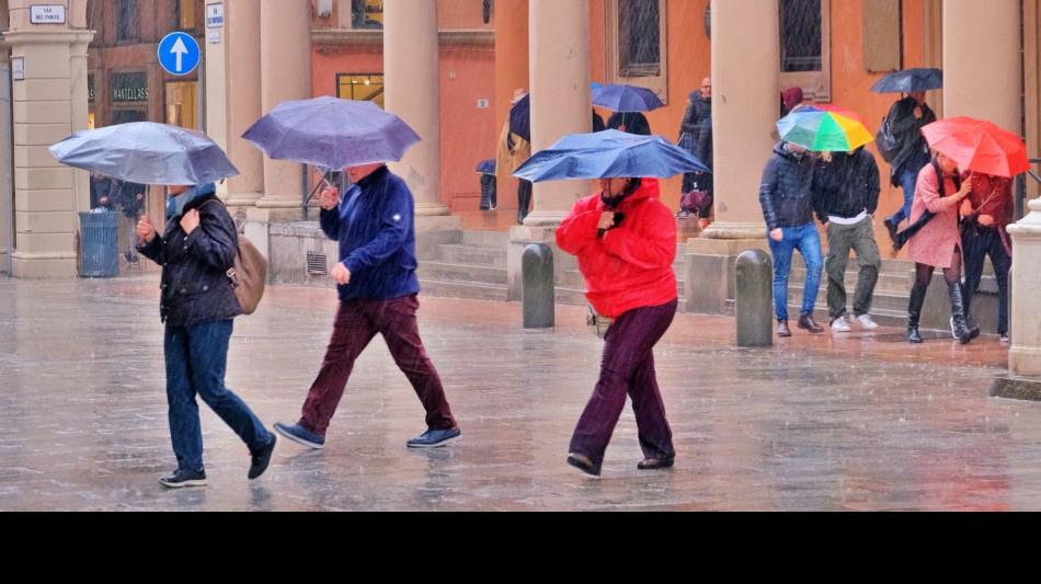 Maltempo, piogge e temporali al Sud, otto regioni in 'giallo'