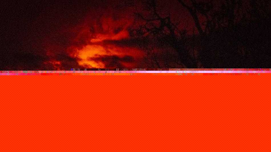 R&iacute;os de lava de volc&aacute;n en Haw&aacute;i se aproximan a crucial carretera de la isla