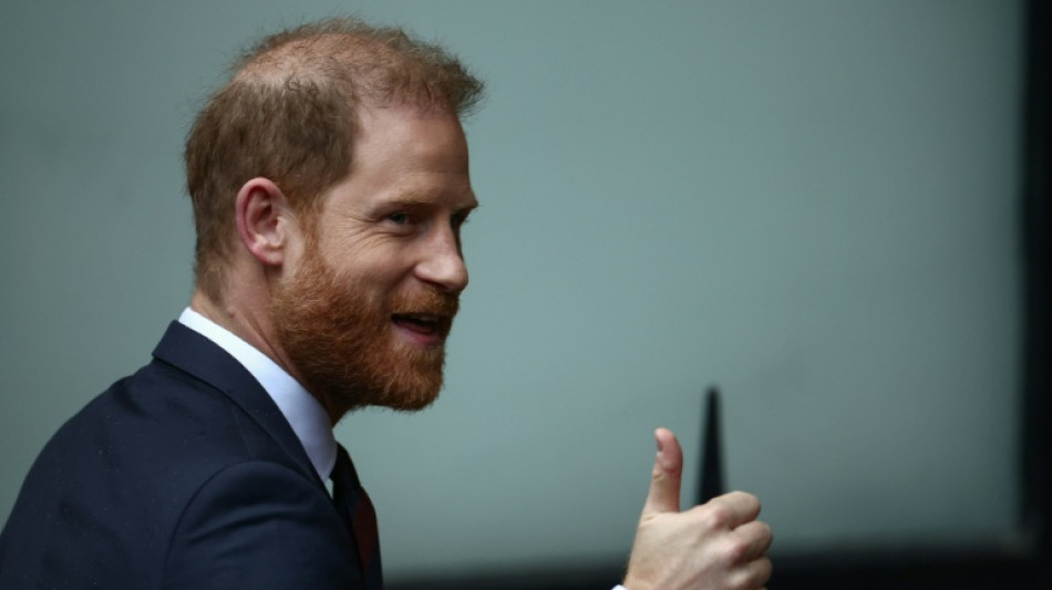 El pr&iacute;ncipe Enrique acusa a los tabloides de convertir en un "infierno" la vida de su esposa