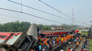 Vagones destrozados y cad&aacute;veres junto a las v&iacute;as tras accidente de tren en India
