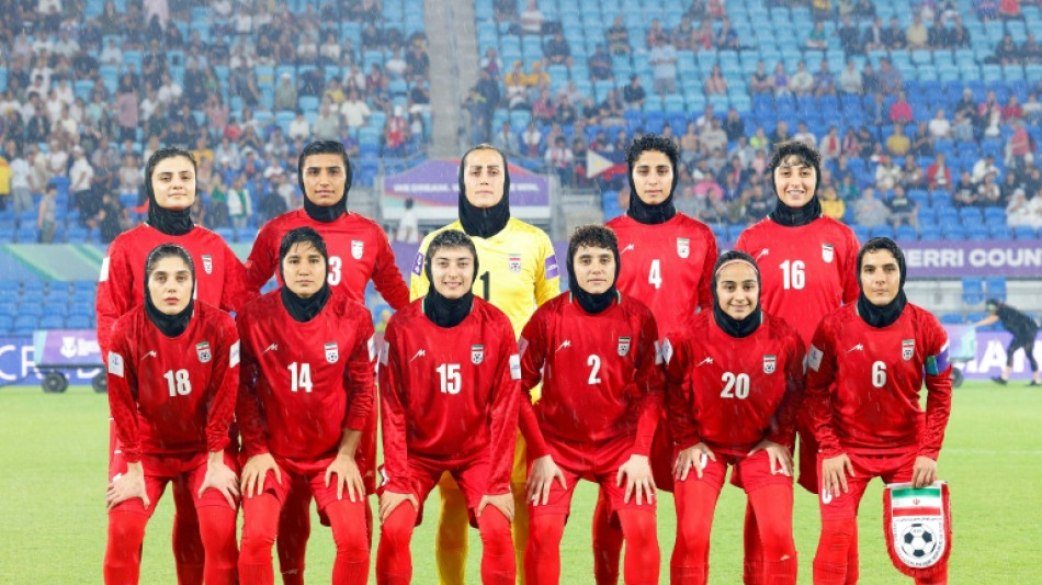 Sele&ccedil;&atilde;o iraniana de futebol feminino &eacute; homenageada em Teer&atilde;