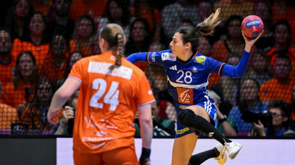 Hand: les Bleues repartent en bronze du Mondial