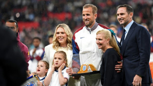 Harry Kane recebe homenagem por seu 100&ordm; jogo pela Inglaterra