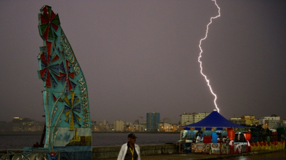 Incendio en Cuba se extiende a segundo tanque de petr&oacute;leo y deja 49 heridos