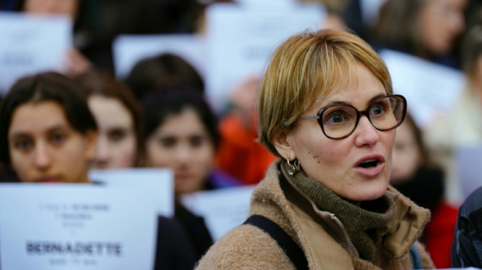 La actriz francesa Judith Godr&egrave;che muestra en Cannes los rostros del #Metoo