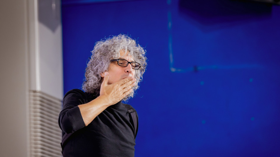 Allevi Back to life, standing ovation ad Ascoli per il maestro