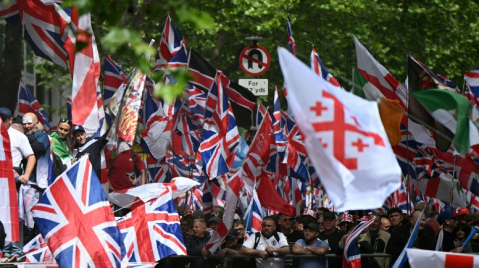 Marche d'extr&ecirc;me droite et contre-manifestation &agrave; Londres, la police sur le qui-vive