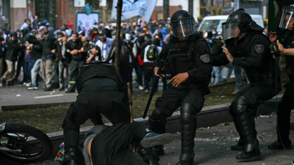 Diez detenidos y varios heridos, en protestas contra ajuste fiscal en Argentina