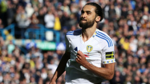 Leeds vence Burnley (3-1) e praticamente garante sua perman&ecirc;ncia na Premier League