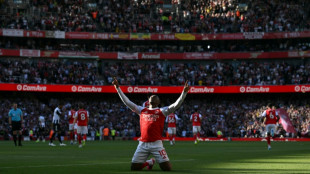 Arsenal back on top of Premier League, Spurs win 