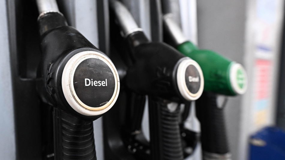 I carburanti rincarano, l'effetto accise si riduce