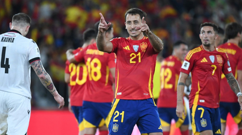 Spanien siegt locker, Kantersieg für die Türkei