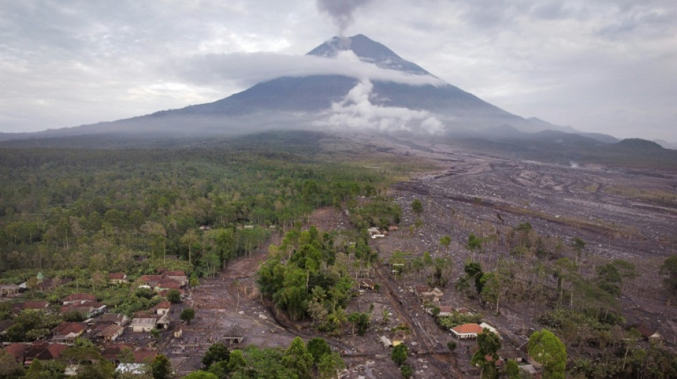 M&aacute;s de mil evacuados en Indonesia por la erupci&oacute;n de volc&aacute;n cerca de Bali