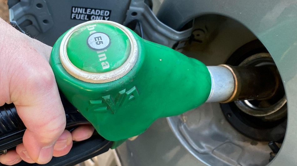 Via libera del Cdm al decreto per tagliare il prezzo dei carburanti