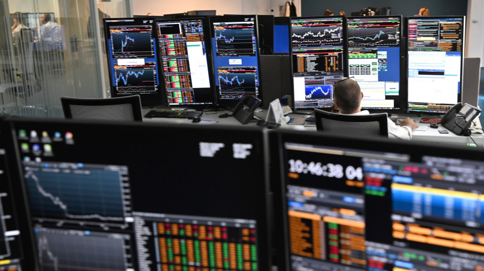 Borsa: Milano chiude fiacca con l'Europa, gi&ugrave; Saipem