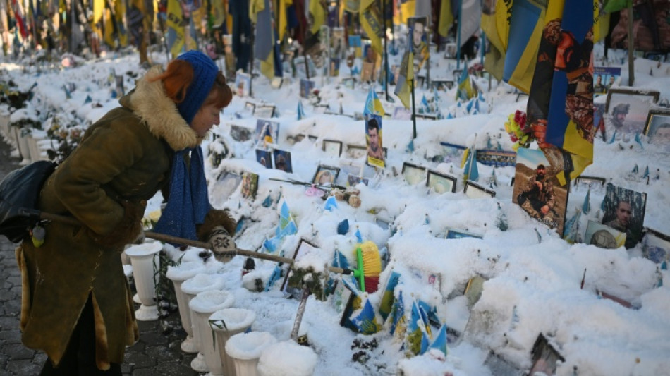 La mitad de los edificios de Kiev siguen sin electricidad