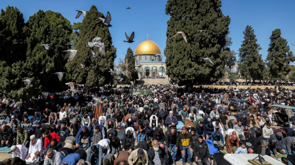 Zehntausende Muslime bei erstem Freitagsgebet des Ramadan auf dem Tempelberg 