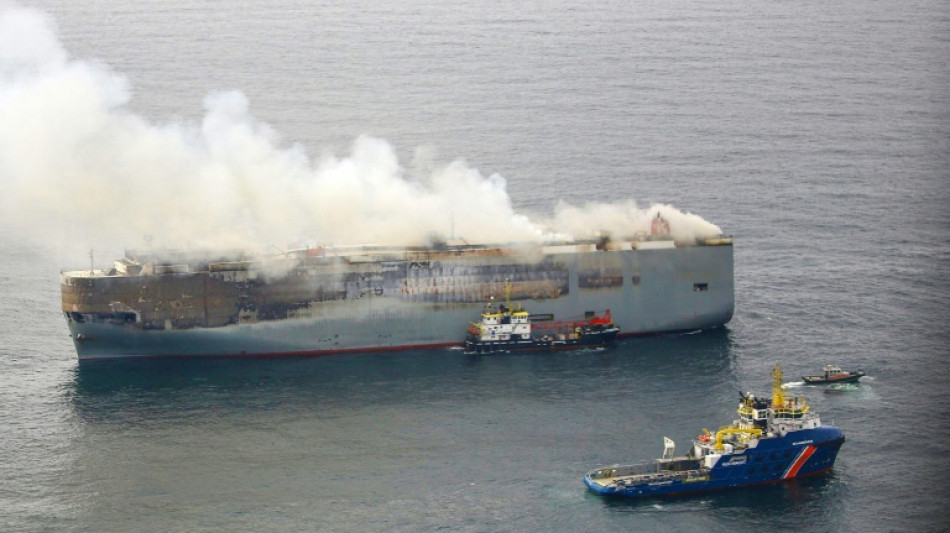 Fuertes vientos impiden remolcar buque en llamas frente a Pa&iacute;ses Bajos