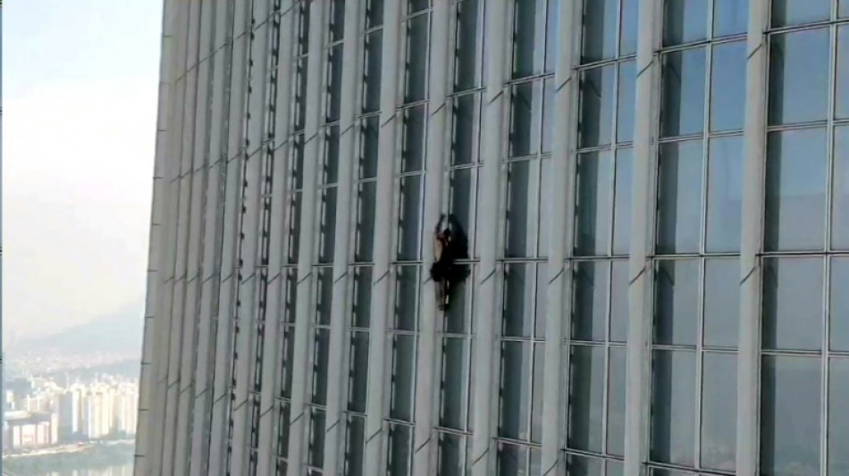 Detenido un brit&aacute;nico por escalar el rascacielos m&aacute;s alto de Se&uacute;l