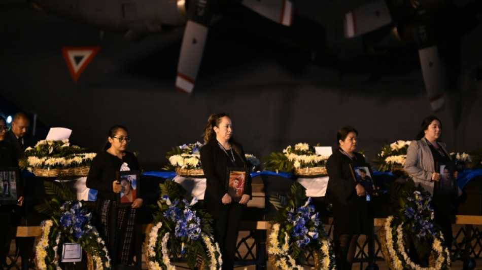 Honduras y Guatemala reciben cuerpos de migrantes muertos en un incendio en M&eacute;xico