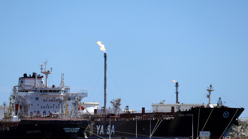 Aumento quota Opec+ e transito petroliere a Hormuz frenano prezzo greggio
