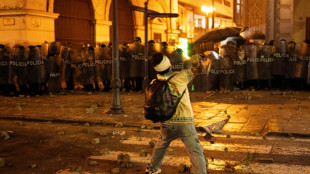 Manifestantes enfrentam a polícia durante protesto contra o governo em Lima