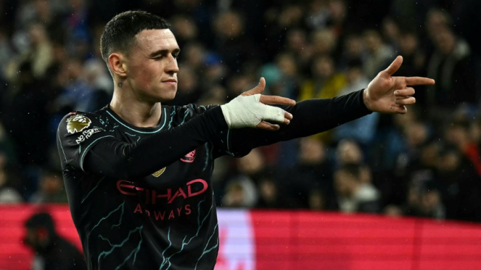 City goleia na visita ao Brighton (4-0) e fica a um ponto do l&iacute;der Arsenal