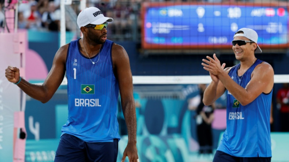 Arthur e Evandro vencem austr&iacute;acos em sua estreia no v&ocirc;lei de praia de Paris-2024