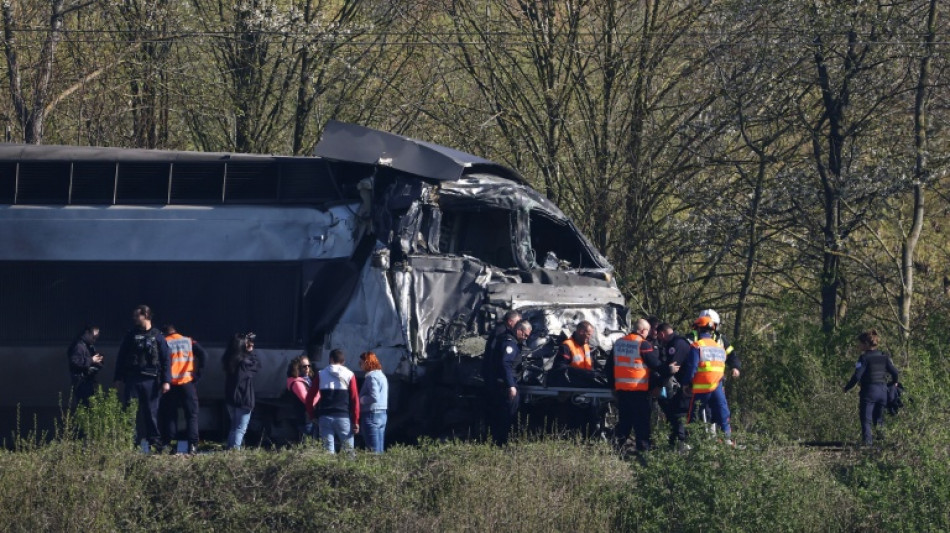 Colis&atilde;o entre trem e caminh&atilde;o com material militar deixa um morto na Fran&ccedil;a