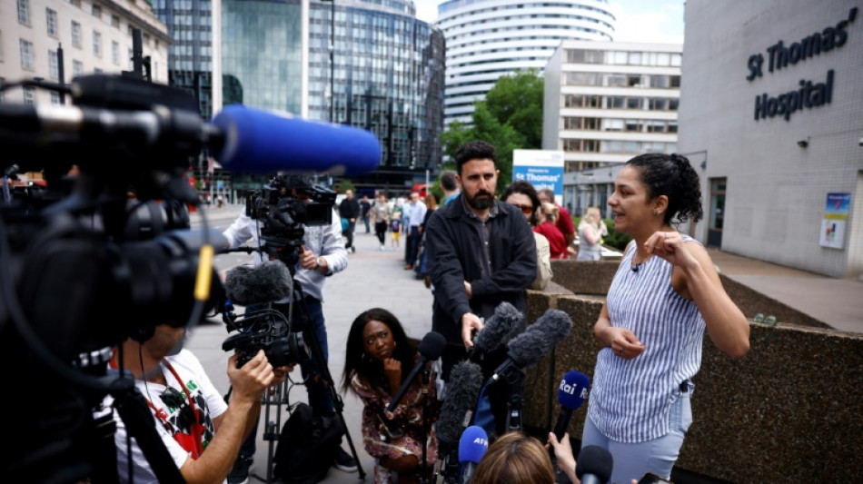 La madre de un opositor egipcio-británico "está muriendo" por una huelga de hambre, según su familia