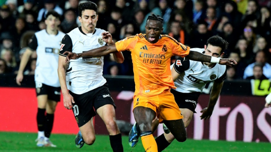 Ancelotti defende Vini: 'É difícil aguentar tudo o que ele passa'