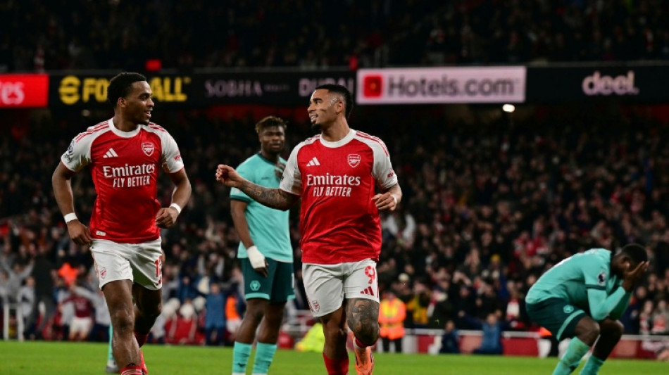 Gabriel Jesus brilha em vit&oacute;ria ao l&iacute;der Arsenal; Liverpool vence e alivia crise