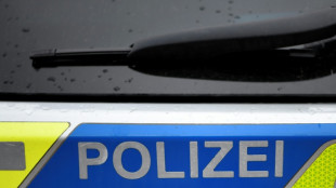 Tischplatte fliegt von Anh&auml;nger und bleibt in Auto von 47-J&auml;hriger stecken