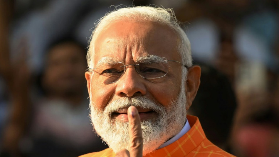 El primer ministro Modi vota en las marat&oacute;nicas elecciones en India