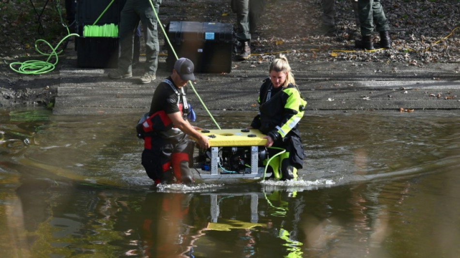 Divers scour river in search for US mass shooting suspect
