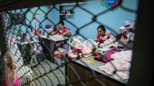 Unas presas hacen peluches del papa Le&oacute;n XIV antes de su visita a Per&uacute;