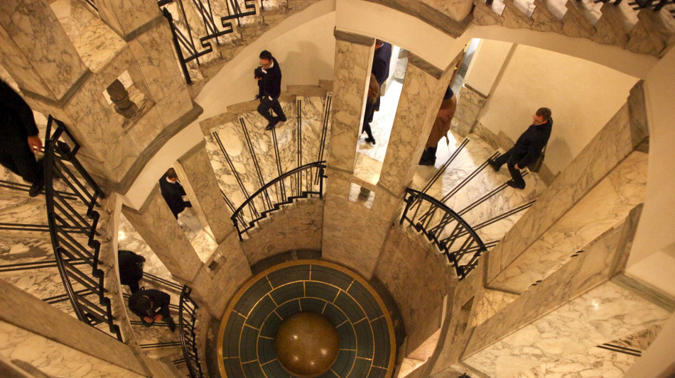 Borsa: Milano chiude positiva (+1,02%), balzo di Ferrari e Terna