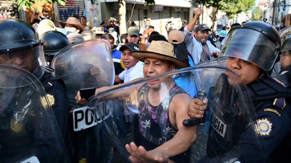 Disturbios afuera del Congreso de Guatemala que atrasa investidura de Ar&eacute;valo