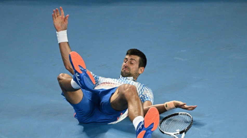 Djokovic jug&oacute; en Melbourne con un desgarro en un muslo, seg&uacute;n los organizadores
