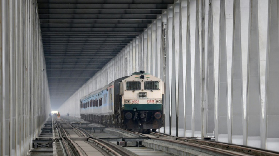 Al menos 17 muertos en India al derrumbarse un puente ferroviario en construcci&oacute;n