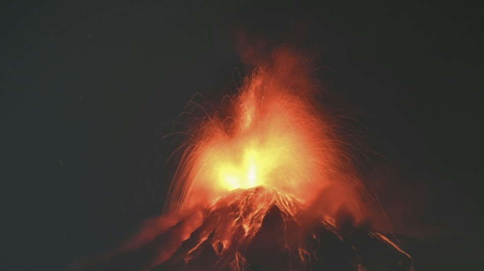 Casi un millar de evacuados en Guatemala por erupción del volcán de Fuego